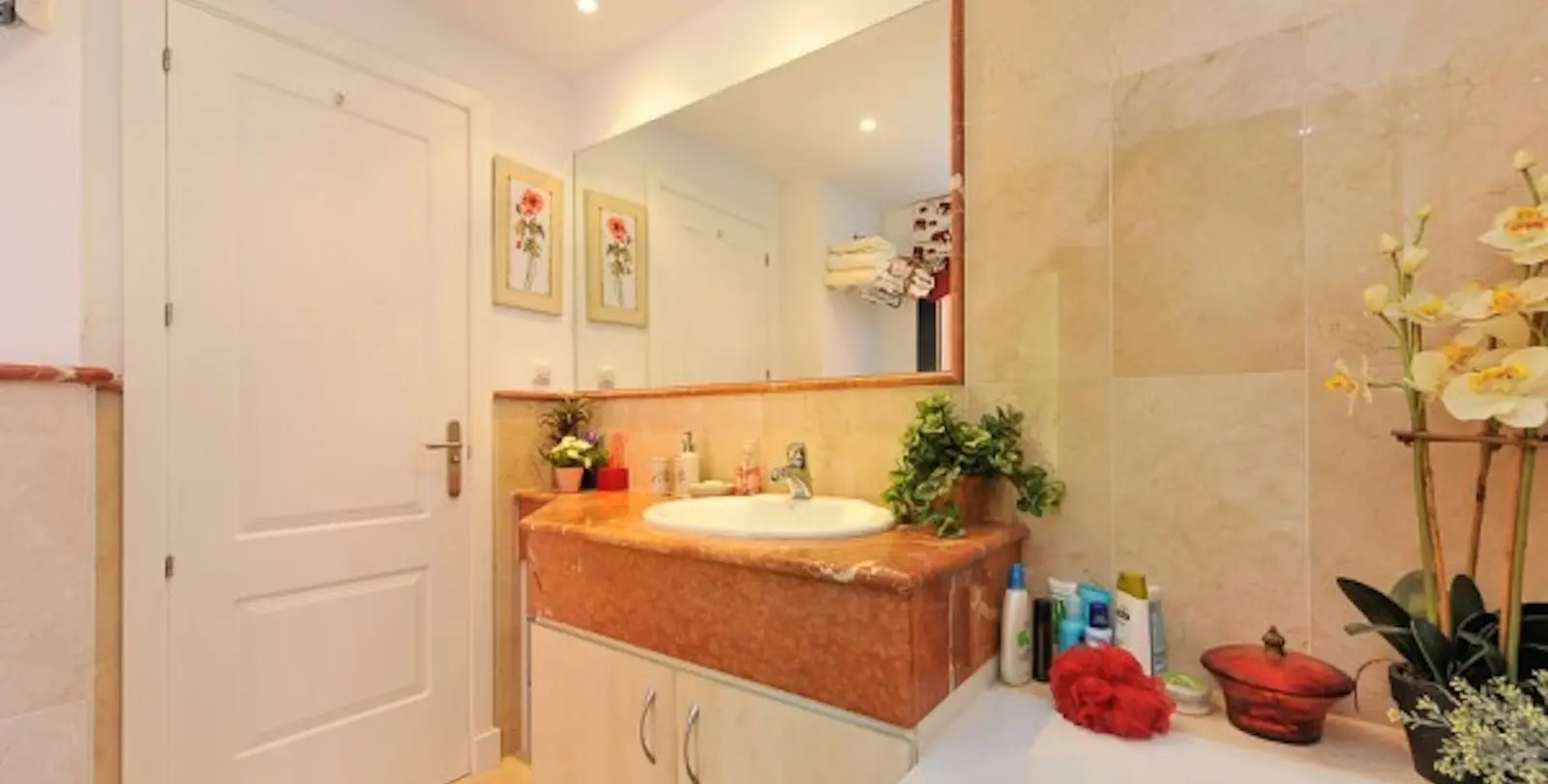 Sale of middle floor apartment in Calahonda 16