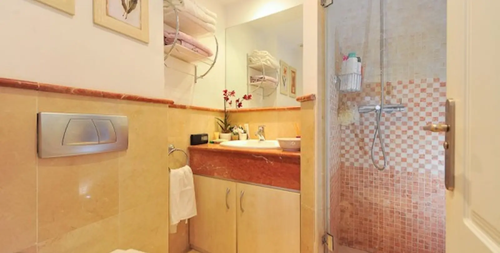 Sale of middle floor apartment in Calahonda 17