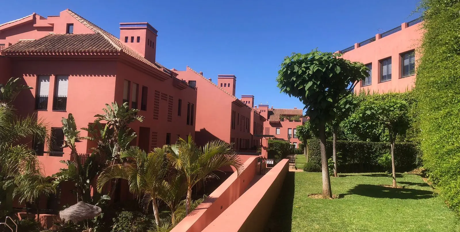Sale of middle floor apartment in Calahonda 19