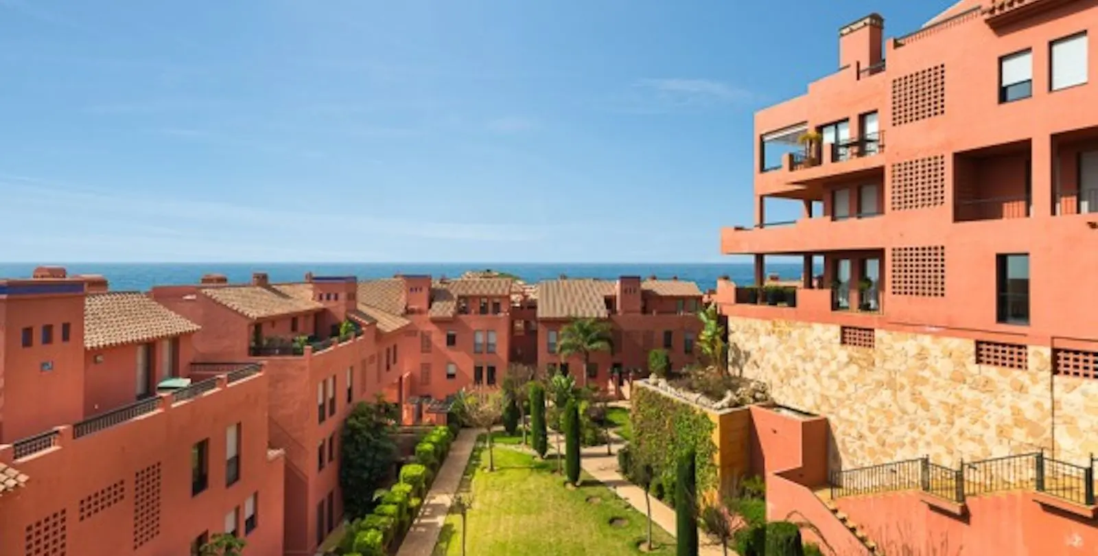 Sale of middle floor apartment in Calahonda 20