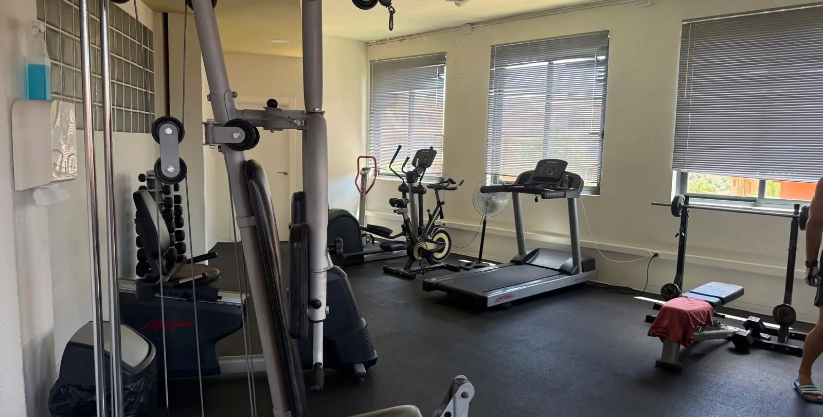 Sale of middle floor apartment in Calahonda 21