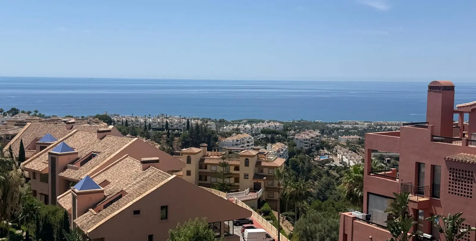 Sale of middle floor apartment in Calahonda 22