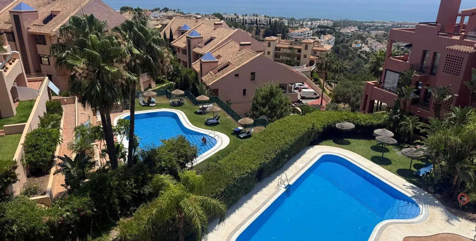 Sale of middle floor apartment in Calahonda 23