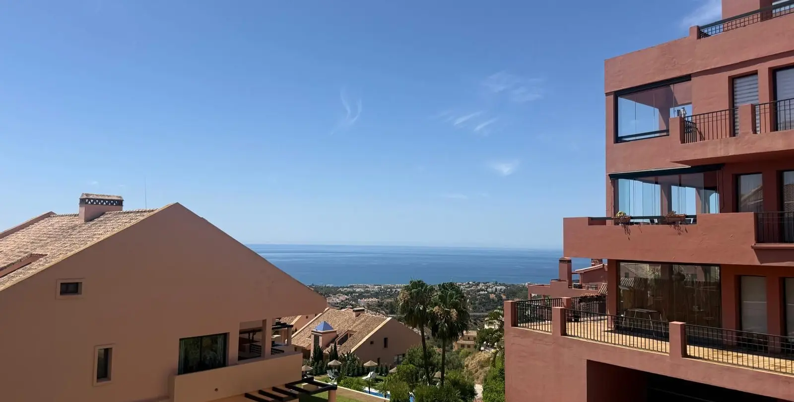 Sale of middle floor apartment in Calahonda 24