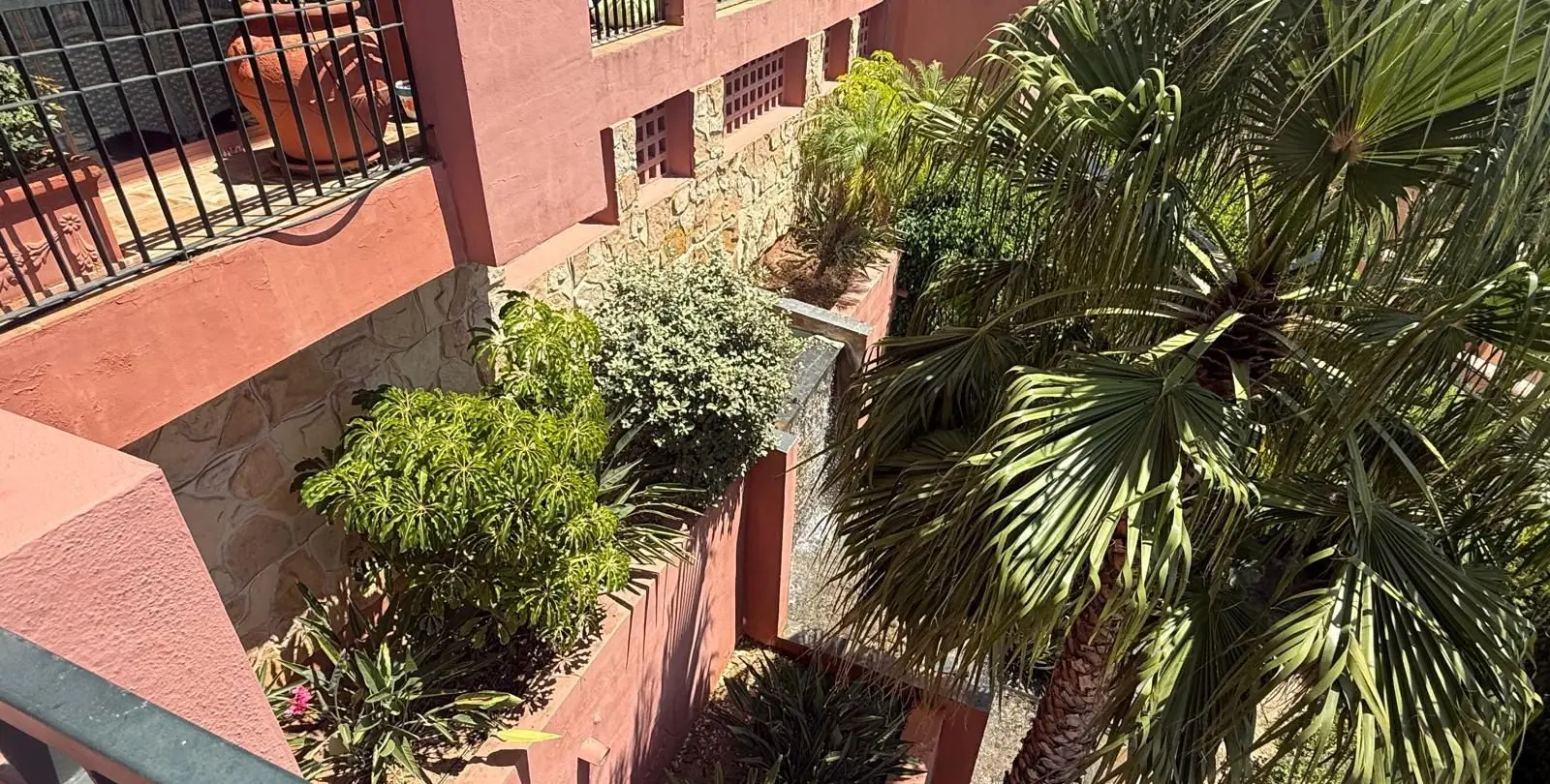 Sale of middle floor apartment in Calahonda 25