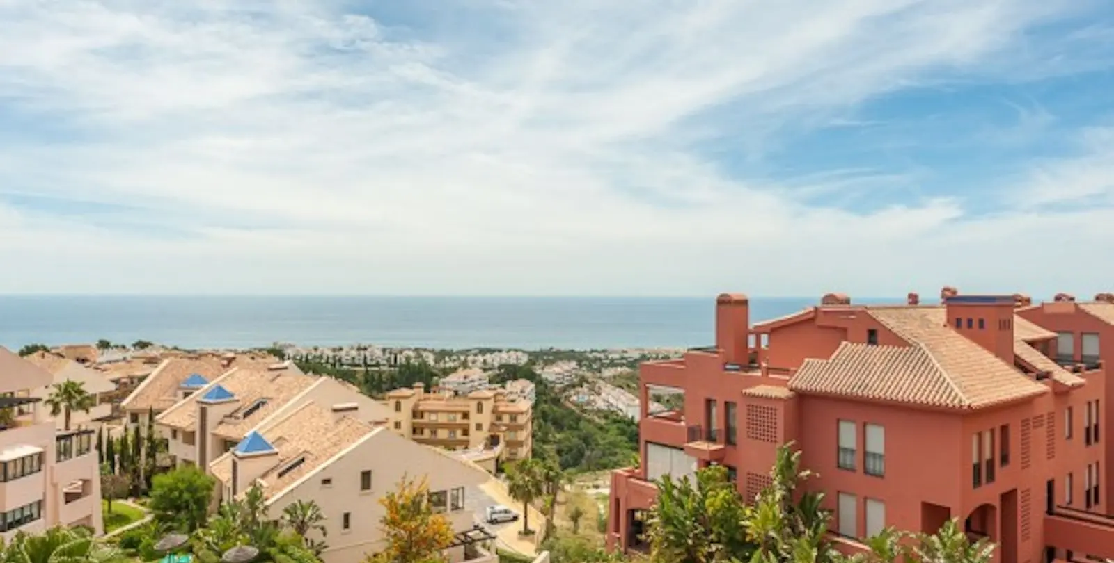 Sale of middle floor apartment in Calahonda 26