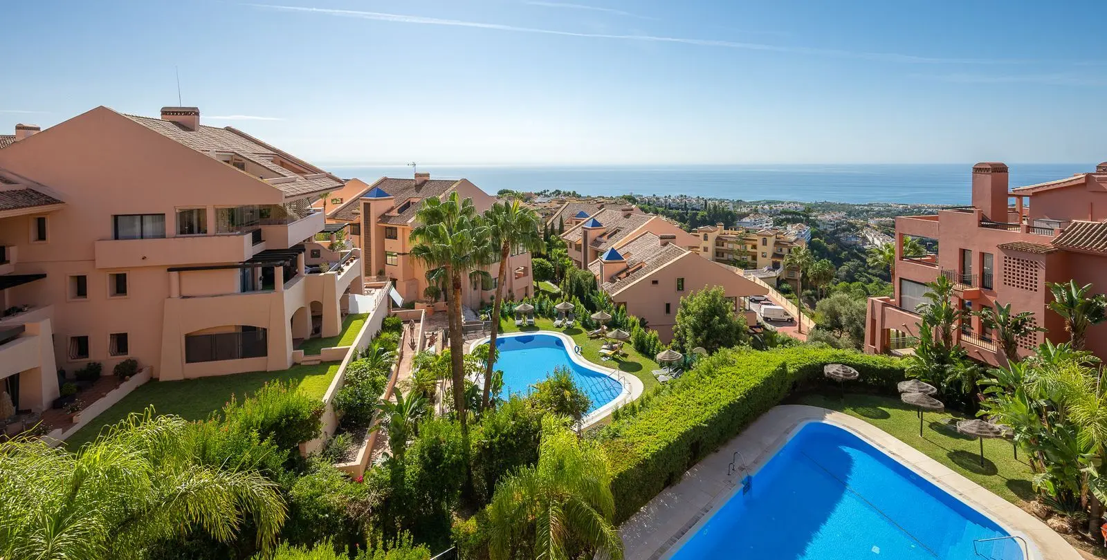 Venta de apartamento en planta media en Calahonda 27