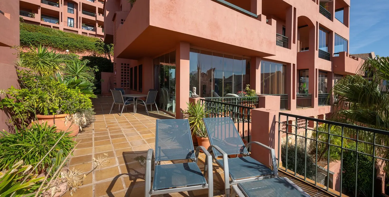 Venta de apartamento en planta media en Calahonda 30