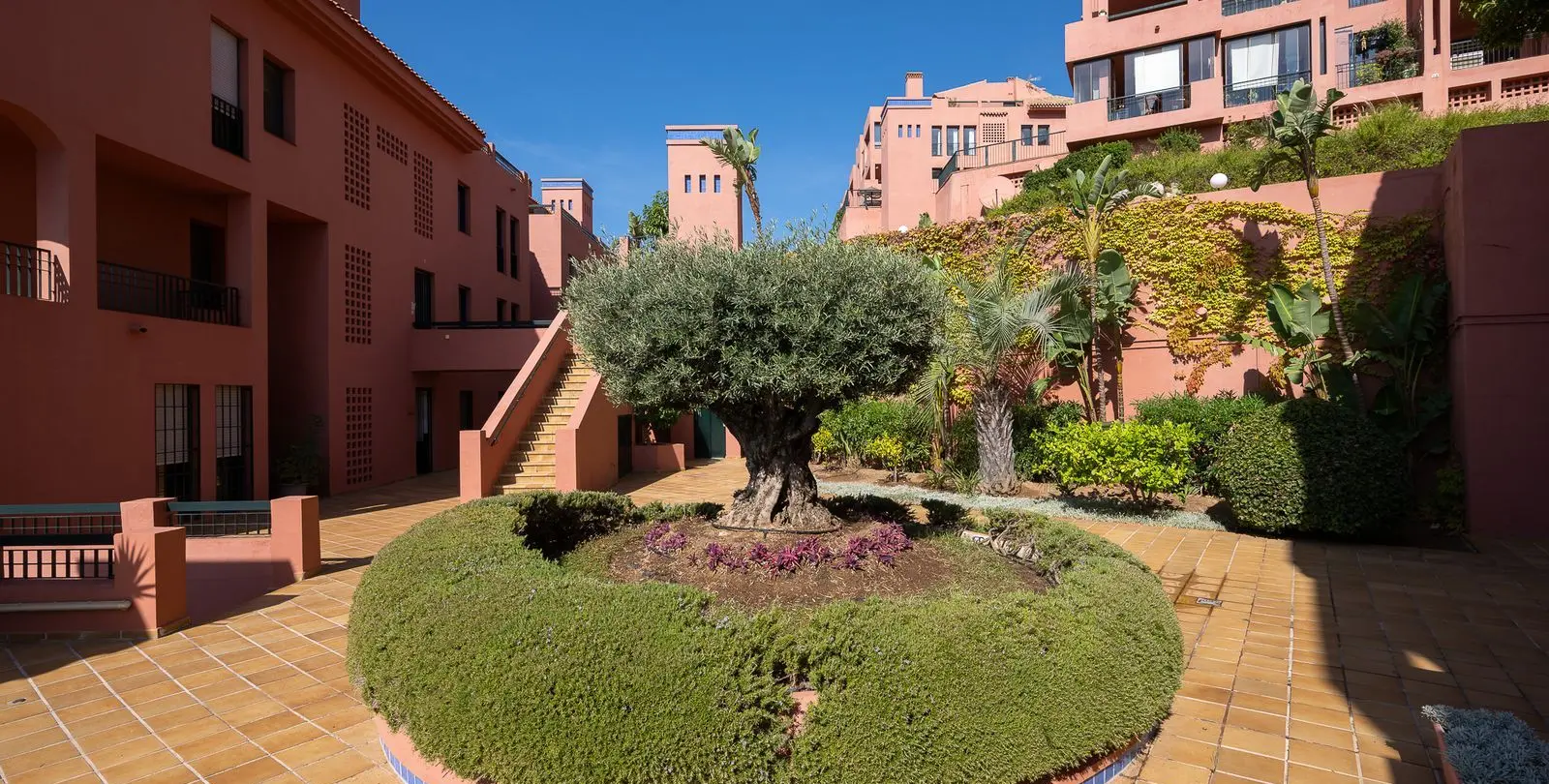 Venta de apartamento en planta media en Calahonda 31