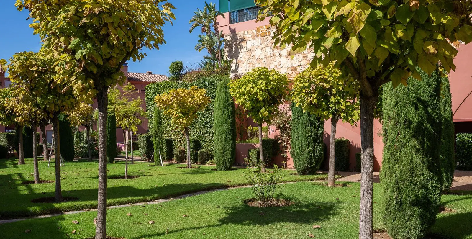 Venta de apartamento en planta media en Calahonda 32