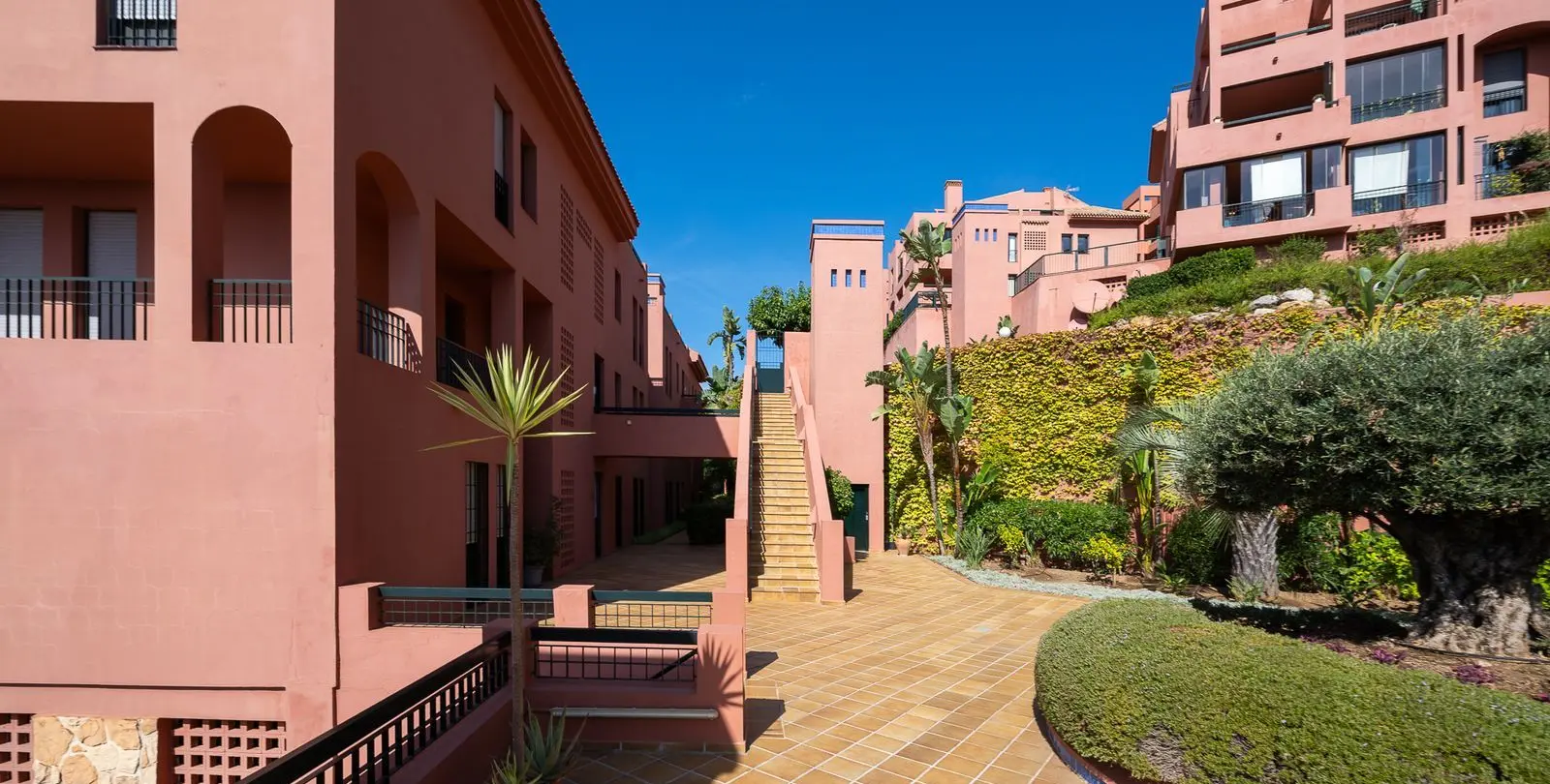 Venta de apartamento en planta media en Calahonda 33
