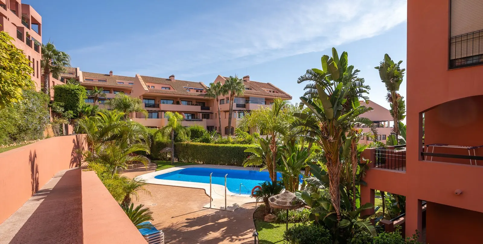 Venta de apartamento en planta media en Calahonda 34