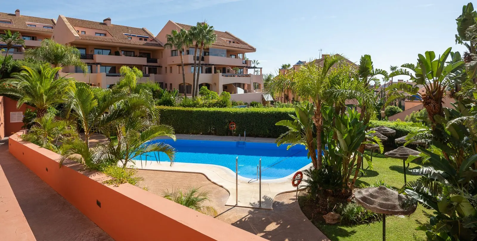 Venta de apartamento en planta media en Calahonda 35