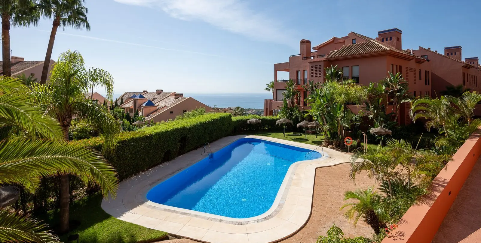 Venta de apartamento en planta media en Calahonda 36