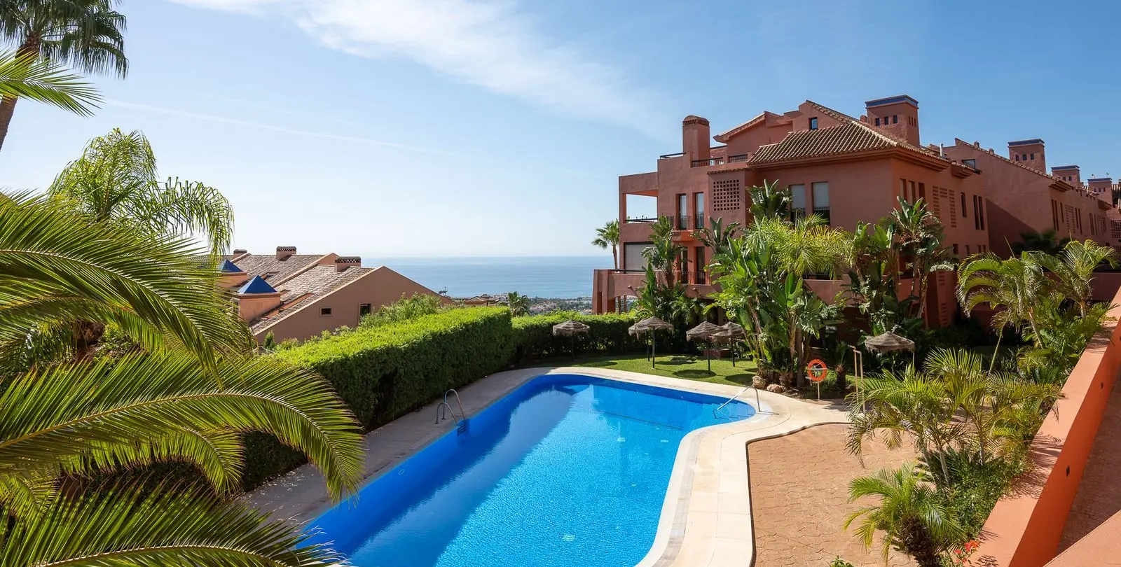 Venta de apartamento en planta media en Calahonda 37