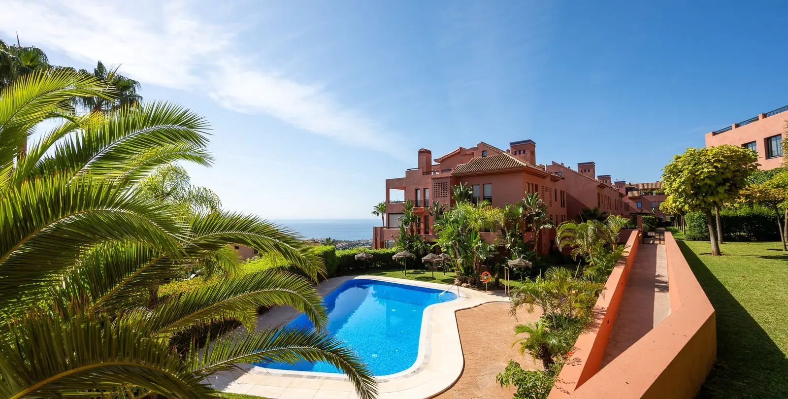 Venta de apartamento en planta media en Calahonda 38