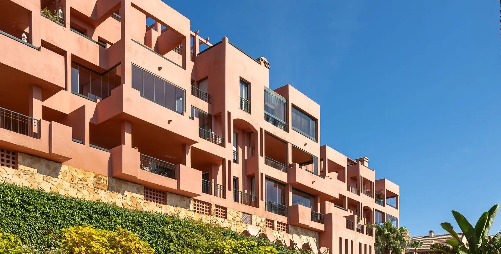 Venta de apartamento en planta media en Calahonda 39