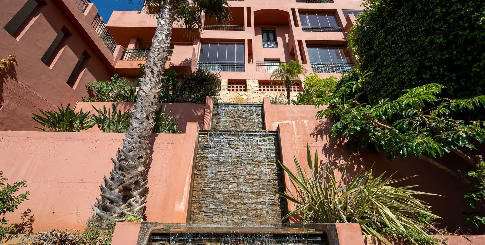 Venta de apartamento en planta media en Calahonda 40