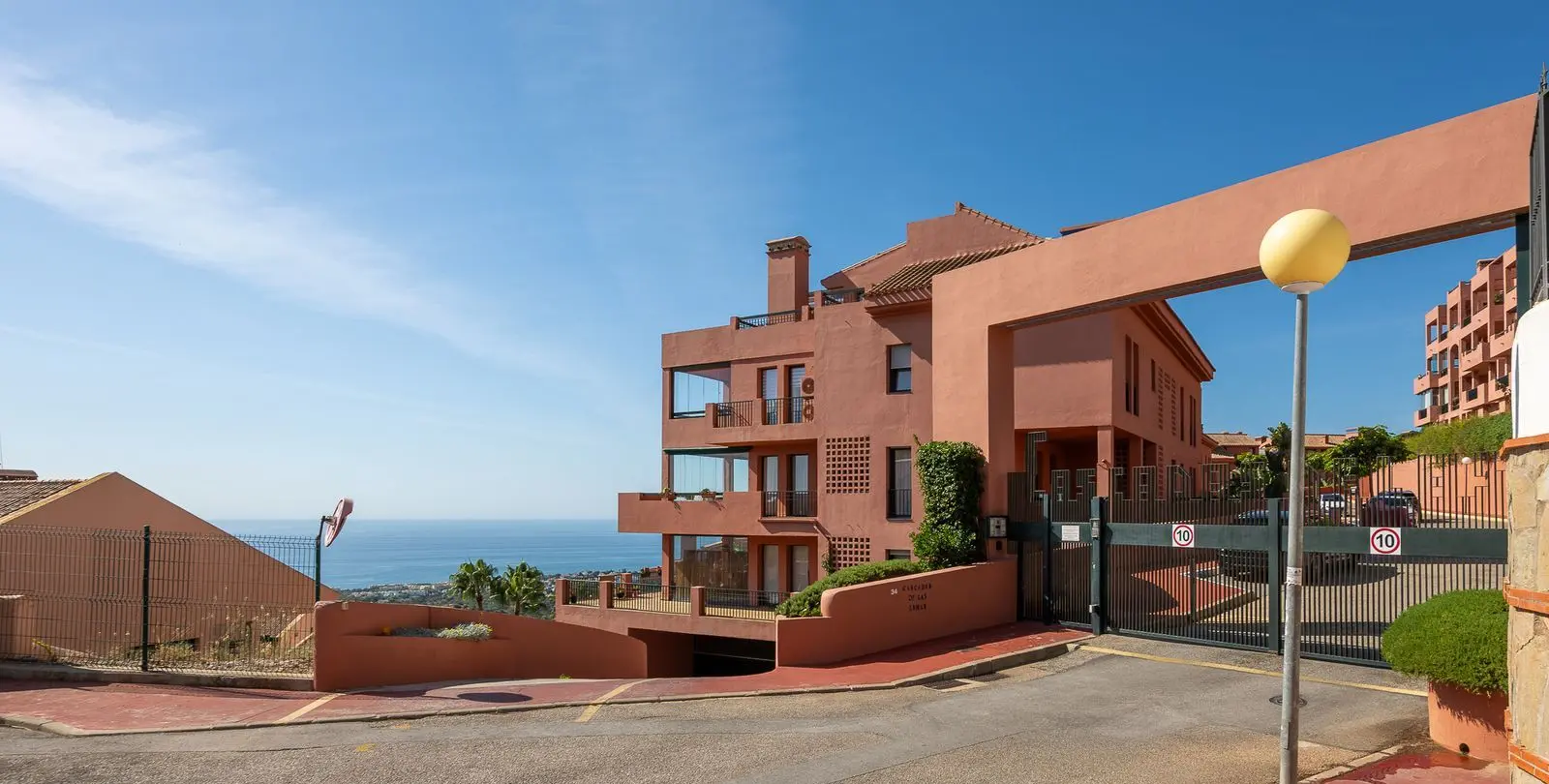 Venta de apartamento en planta media en Calahonda 41