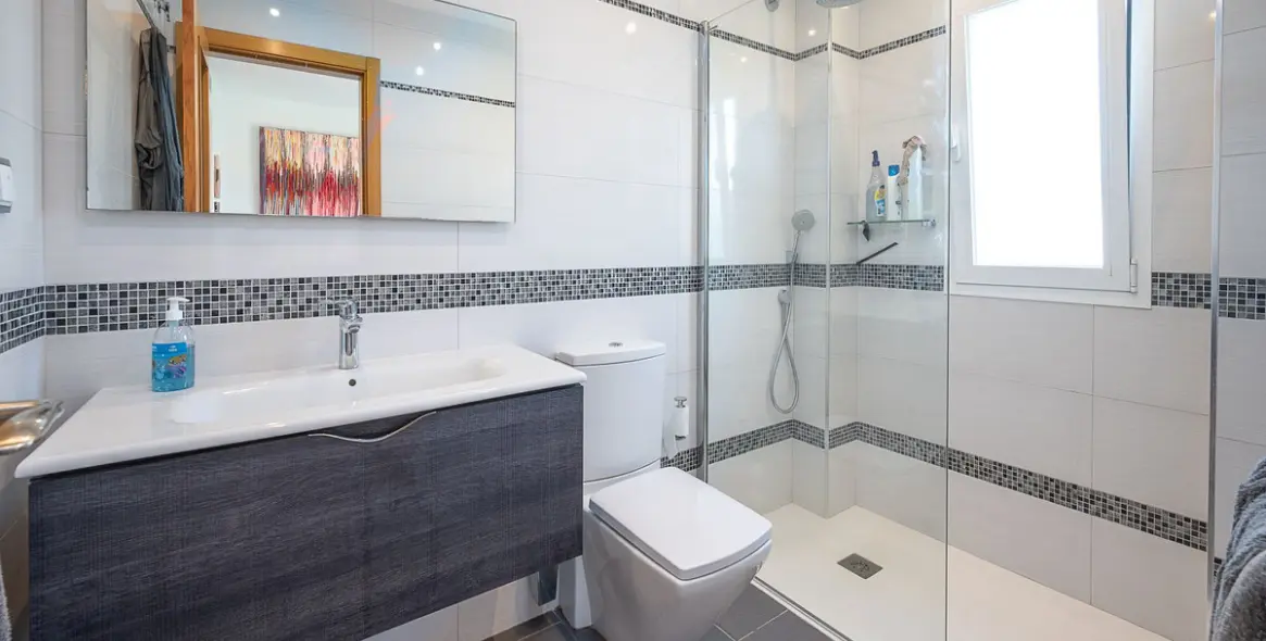 Sale of middle floor apartment in La Cala de Mijas 18