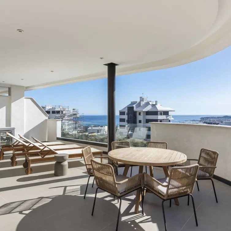 Sale of middle floor apartment in Higueron