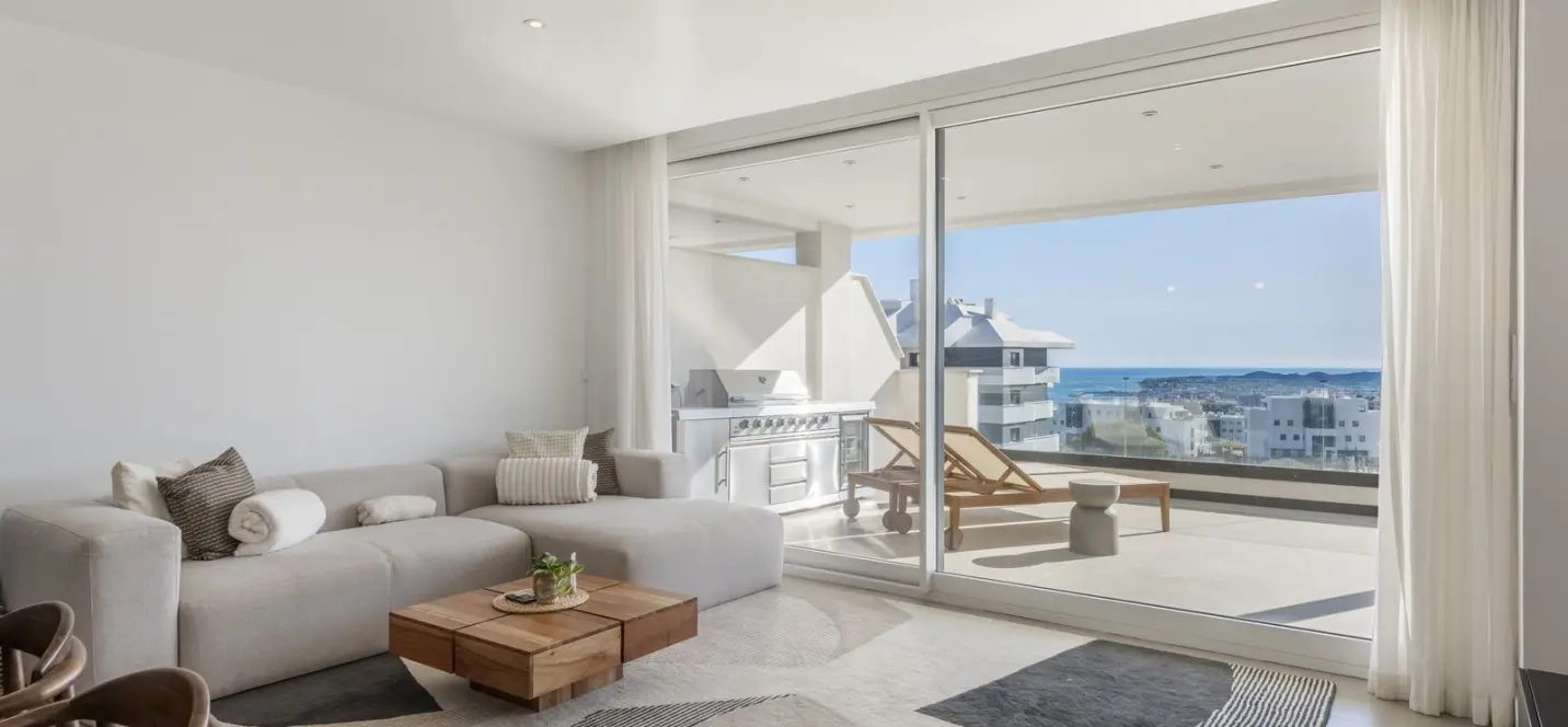 Sale of middle floor apartment in Higueron 2