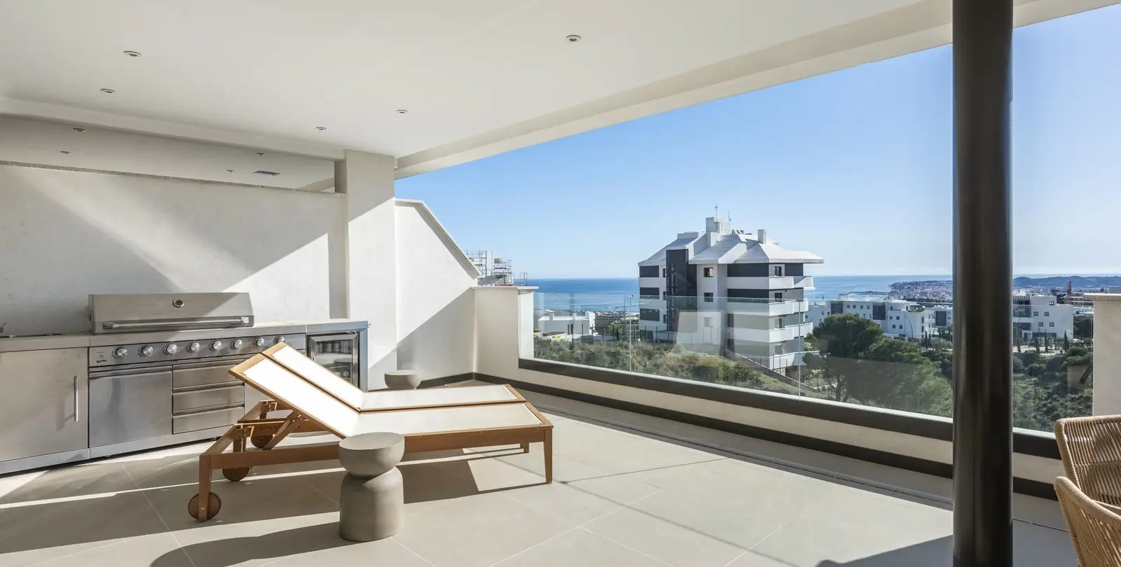 Sale of middle floor apartment in Higueron 10