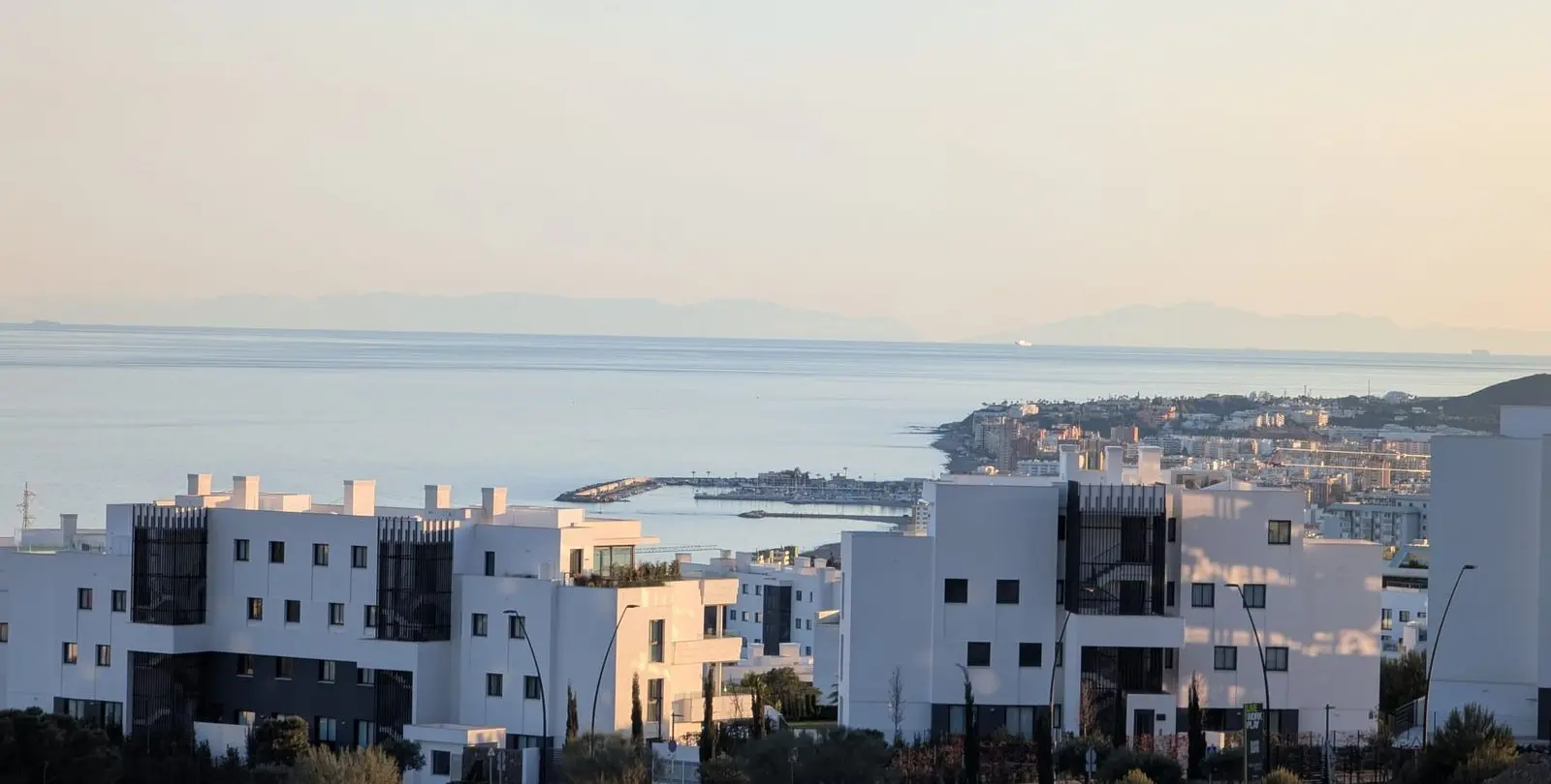 Sale of middle floor apartment in Higueron 20
