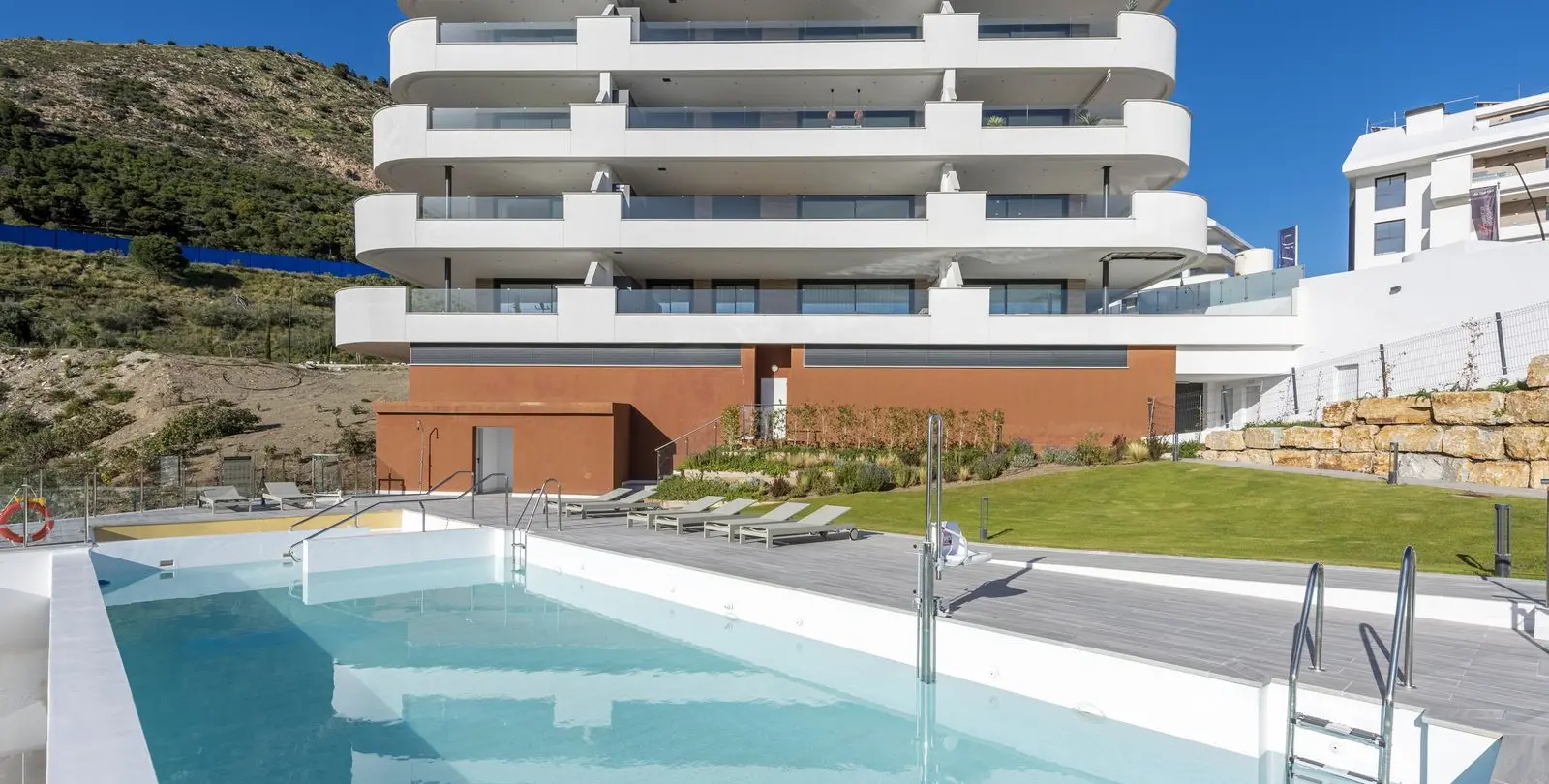 Sale of middle floor apartment in Higueron 21