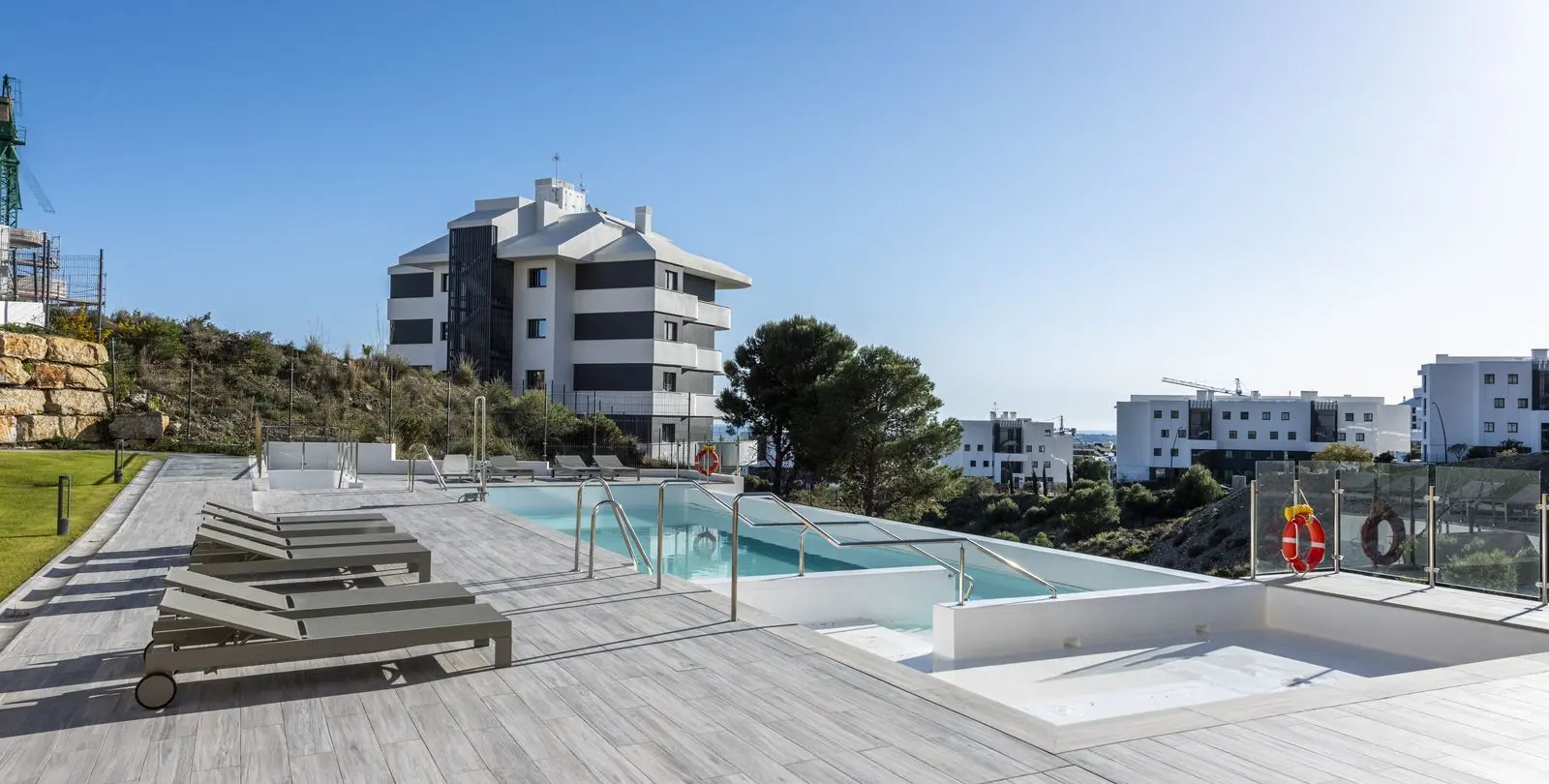 Sale of middle floor apartment in Higueron 28