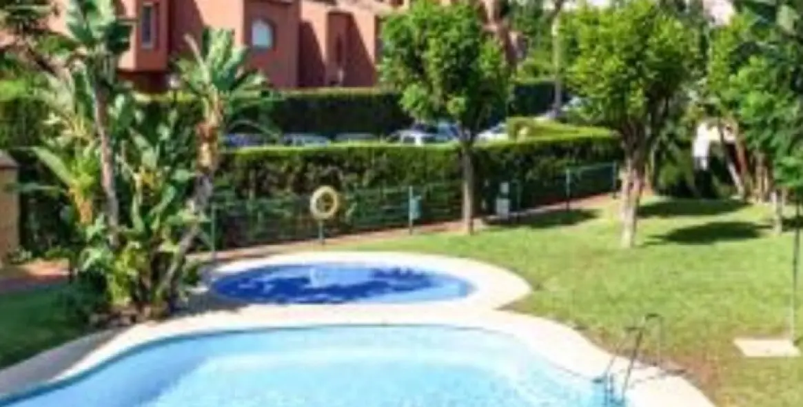 Sale of middle floor apartment in Guadalmina Baja 10