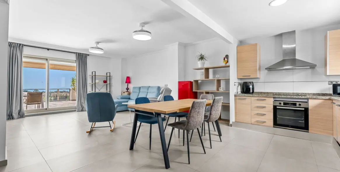 Sale of penthouse in New Golden Mile 5