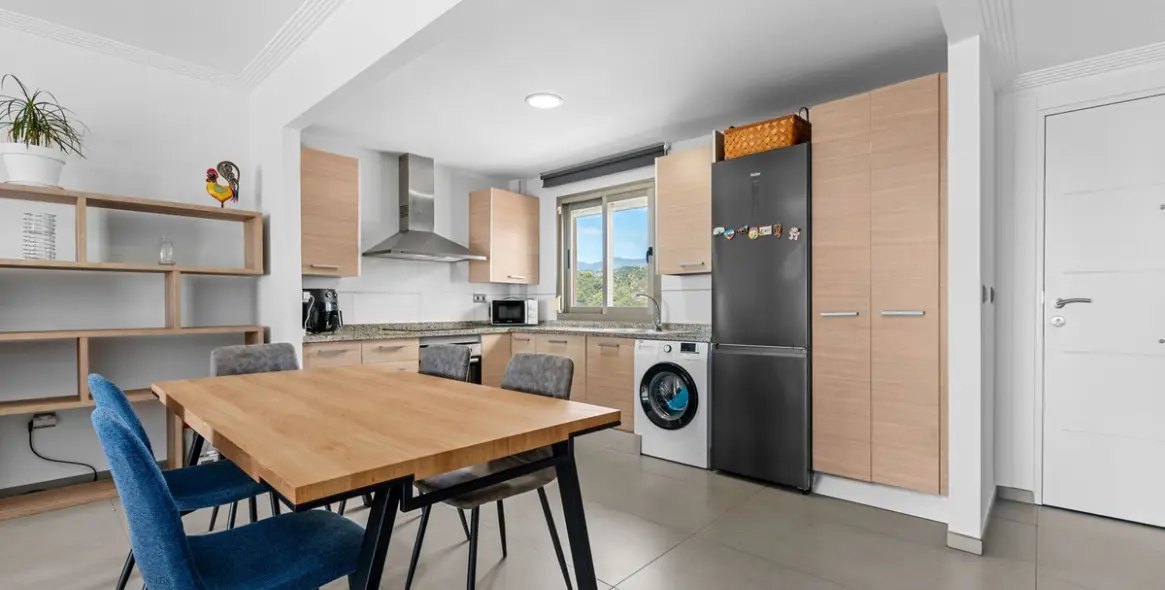 Sale of penthouse in New Golden Mile 10