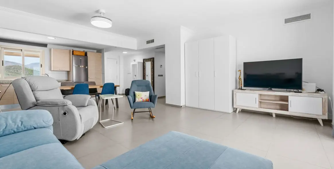 Sale of penthouse in New Golden Mile 12