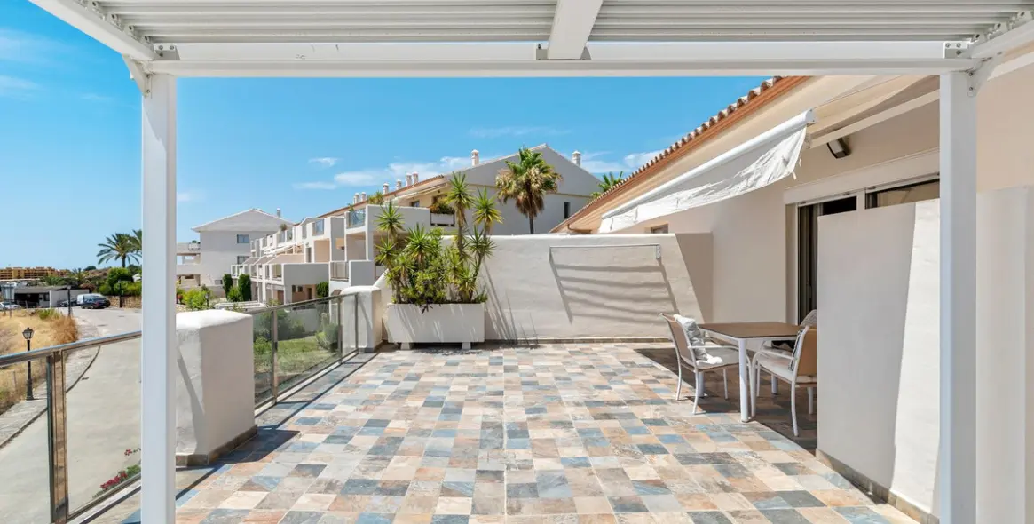 Sale of penthouse in New Golden Mile 21