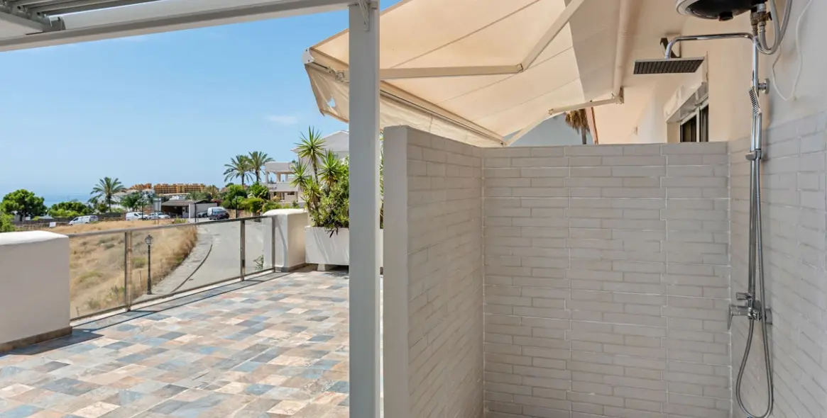 Sale of penthouse in New Golden Mile 25