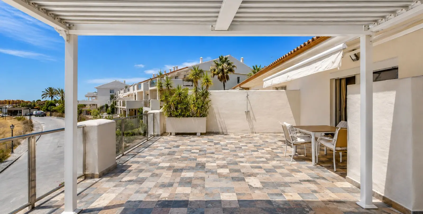 Sale of penthouse in New Golden Mile 4