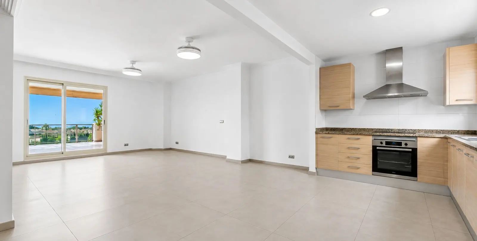 Sale of penthouse in New Golden Mile 7