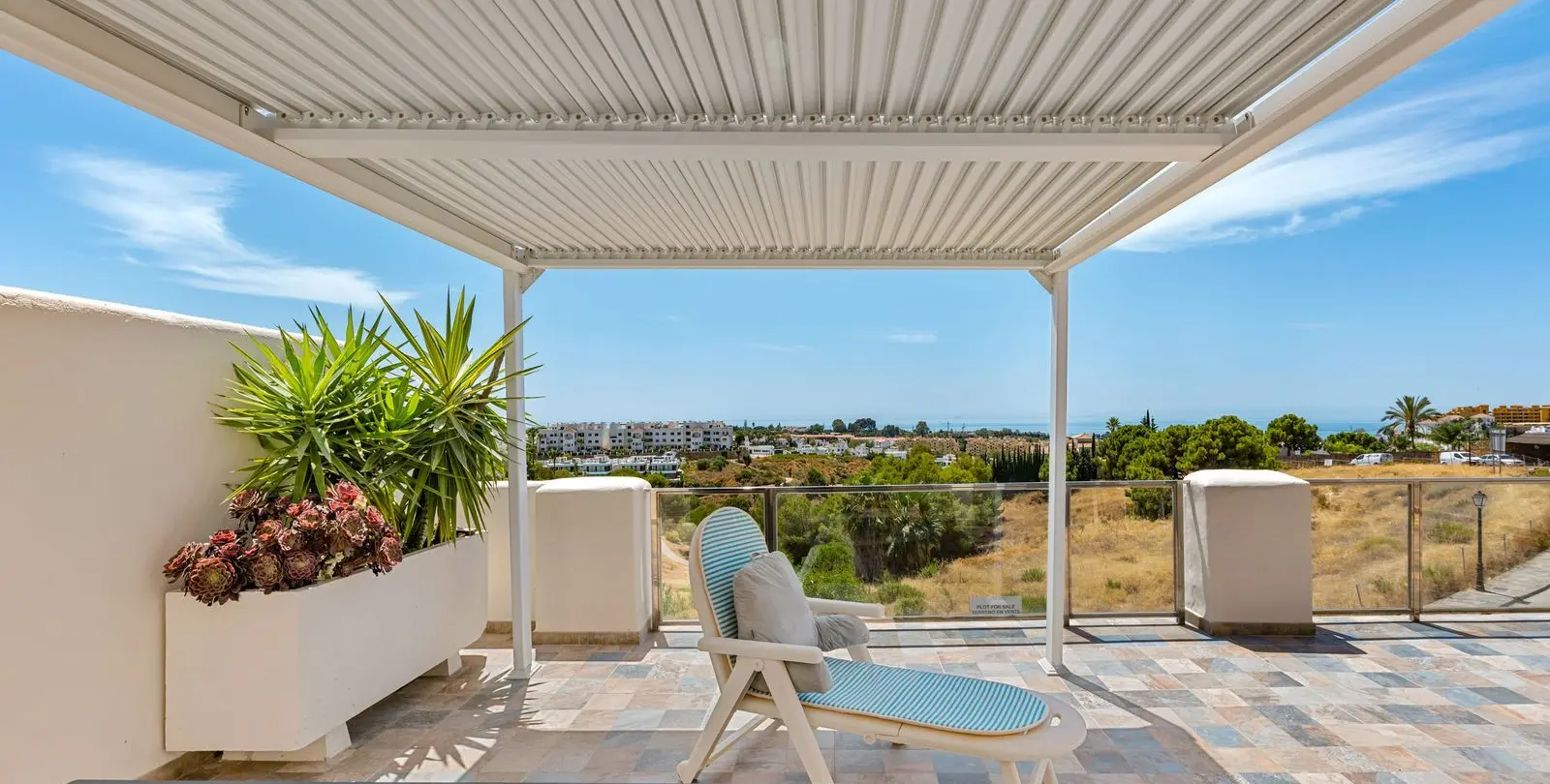 Sale of penthouse in New Golden Mile 17