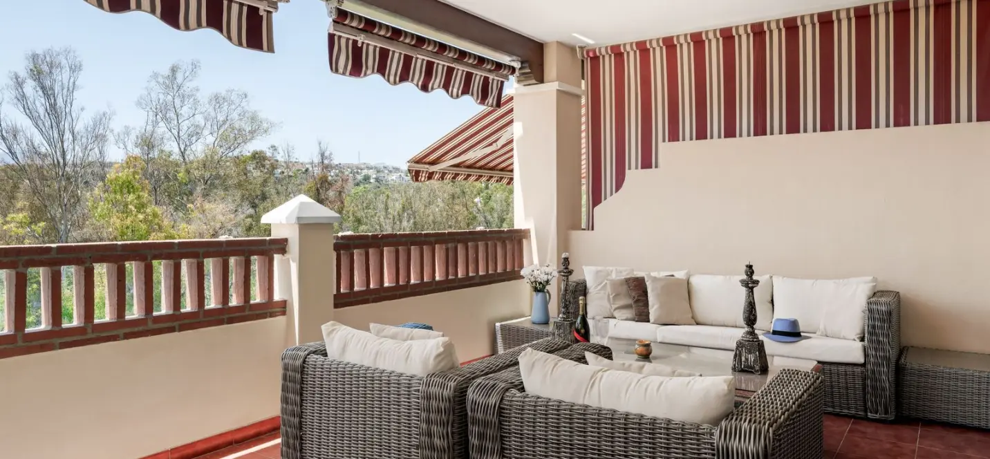 Sale of middle floor apartment in Atalaya 4