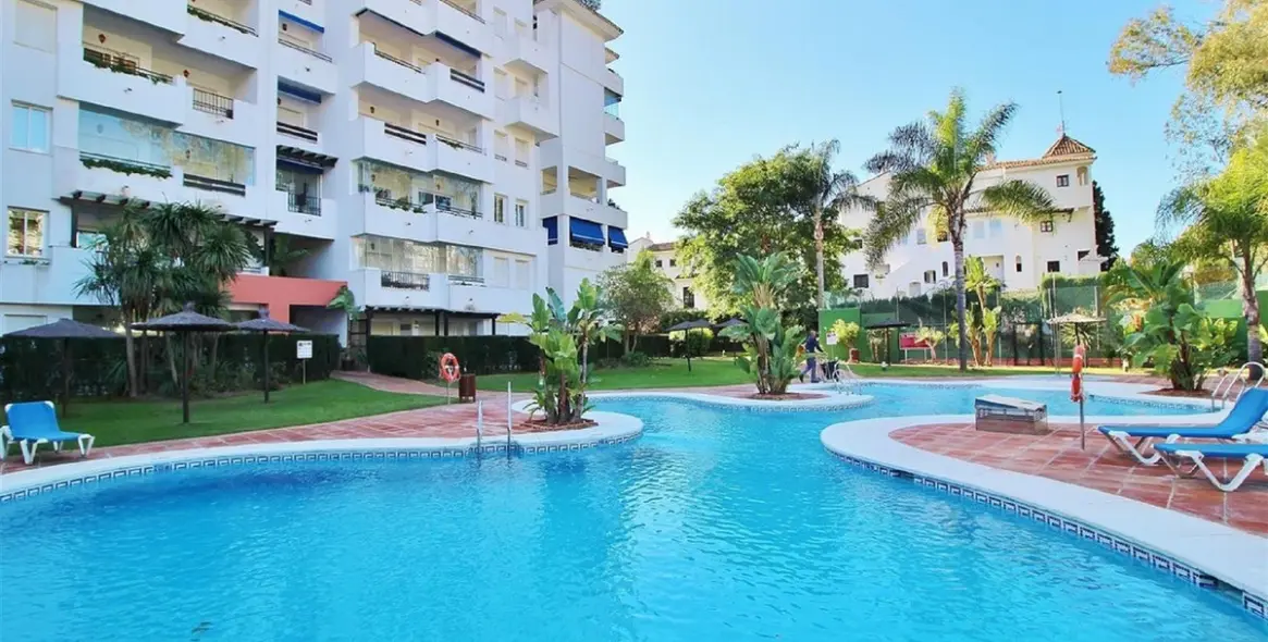 Sale of middle floor apartment in Puerto Banús 1