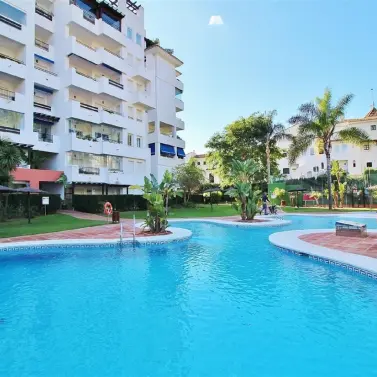 Sale of middle floor apartment in Puerto Banús