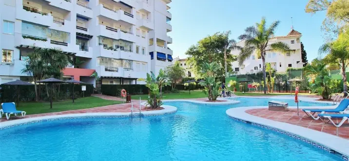 Sale of middle floor apartment in Puerto Banús 0