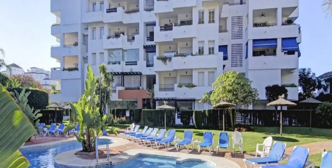 Sale of middle floor apartment in Puerto Banús 2
