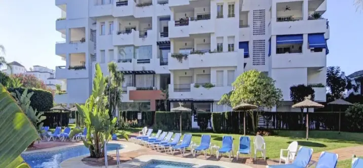 Sale of middle floor apartment in Puerto Banús 1