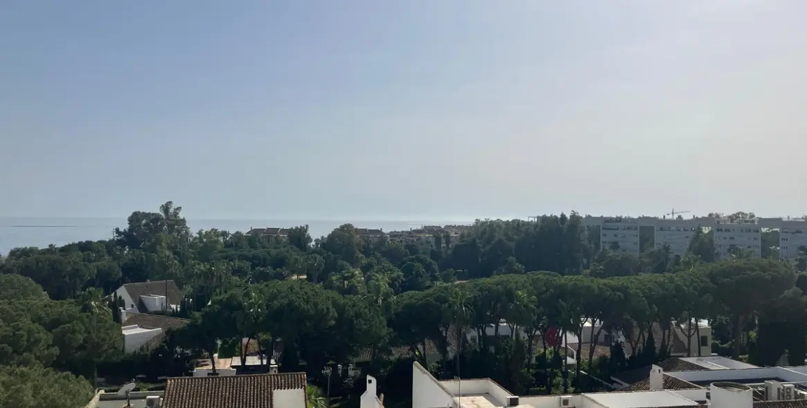 Sale of middle floor apartment in Puerto Banús 3