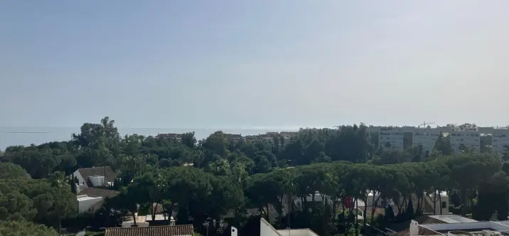Sale of middle floor apartment in Puerto Banús 2