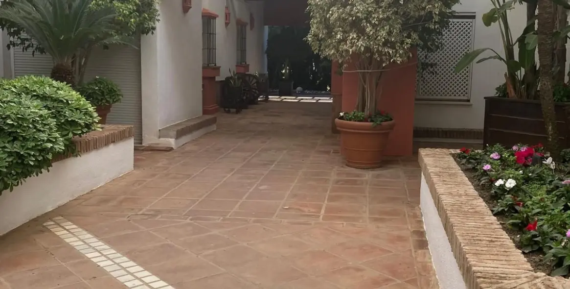 Sale of middle floor apartment in Puerto Banús 5
