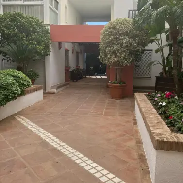 Sale of middle floor apartment in Puerto Banús