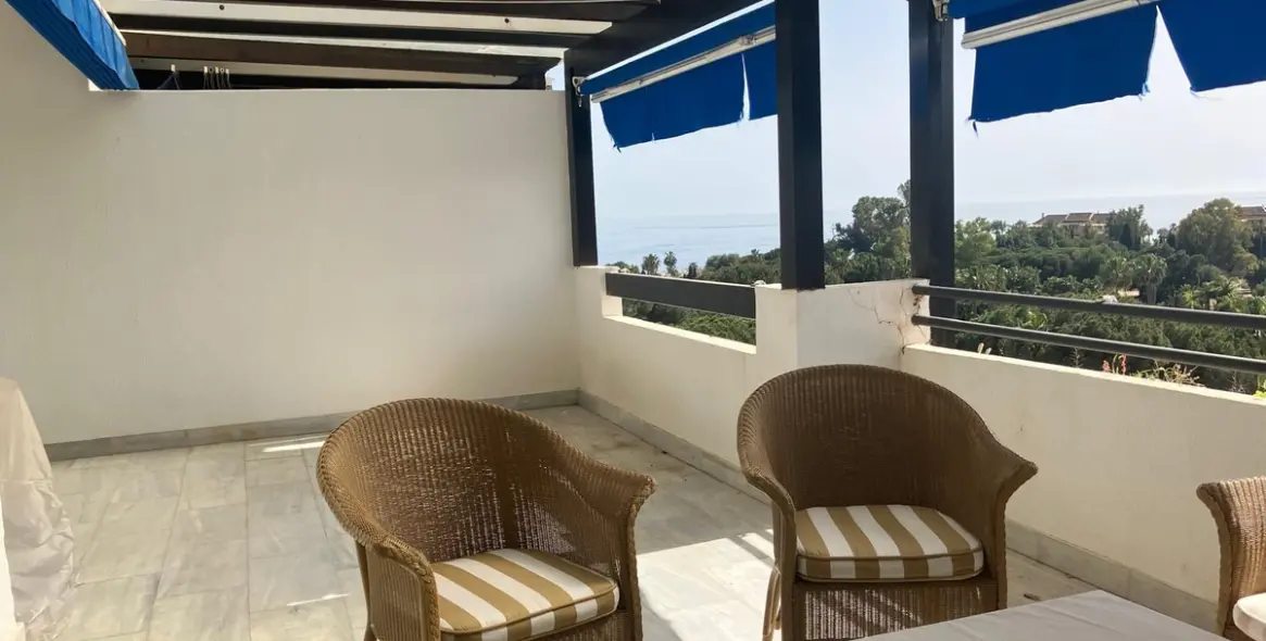 Sale of middle floor apartment in Puerto Banús 8